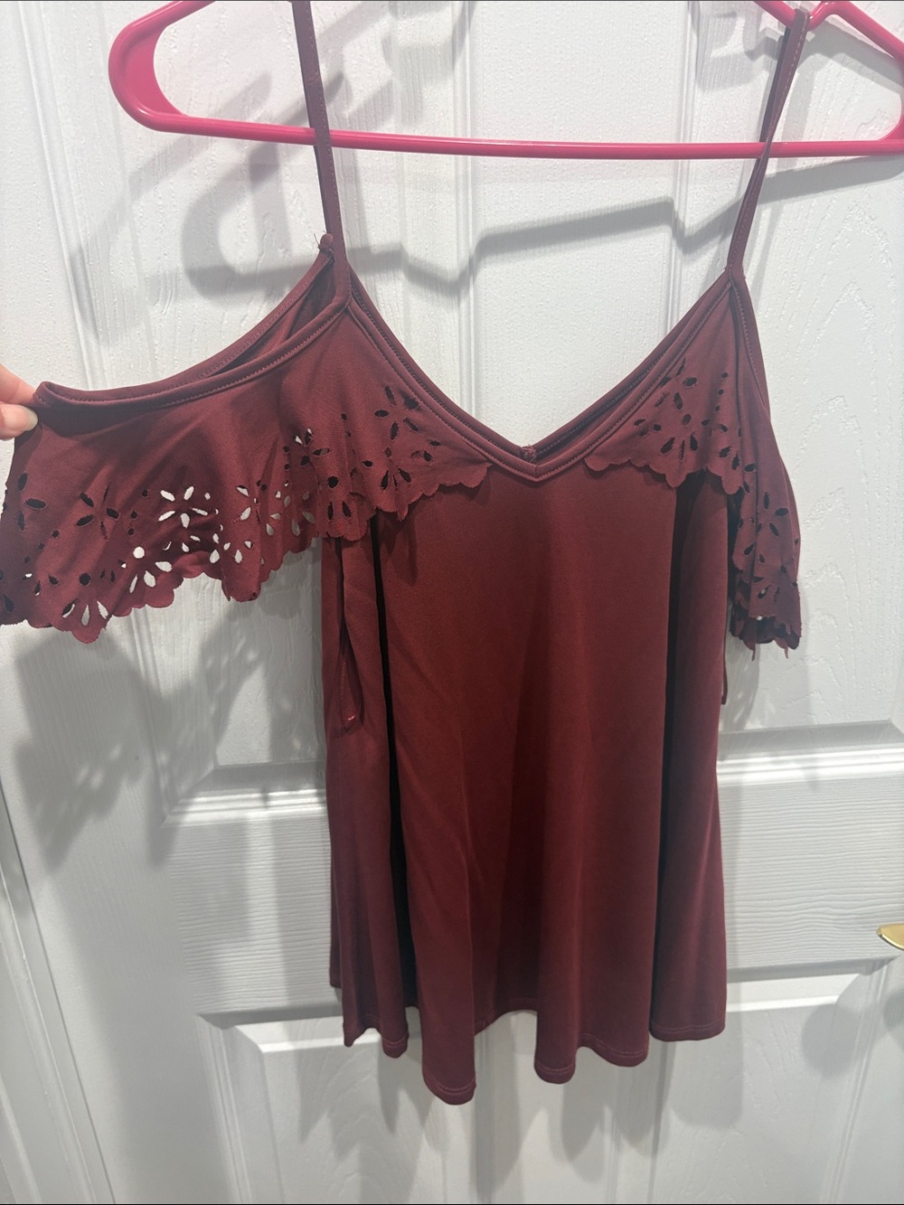 ☀️2/$15☀️ laser cut maroon cold shoulder top
